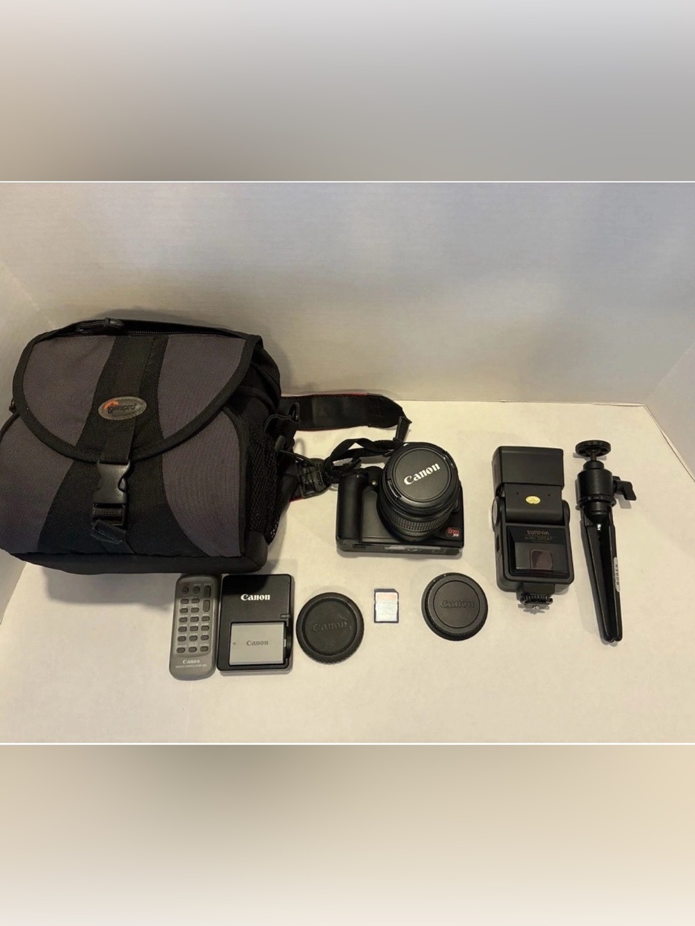 Andis Black DSLR Camera with External Flash